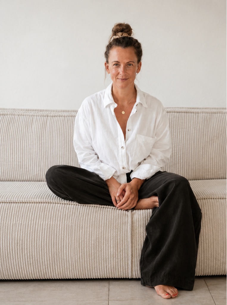 Constanze Otterbach sitzt auf einem Sofa