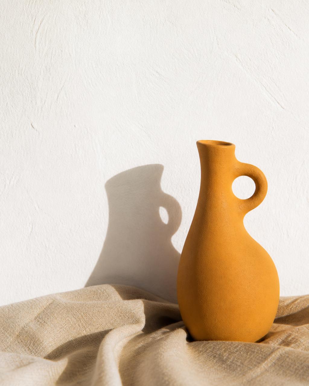 Stille Vase mit getrocknetem Zweig